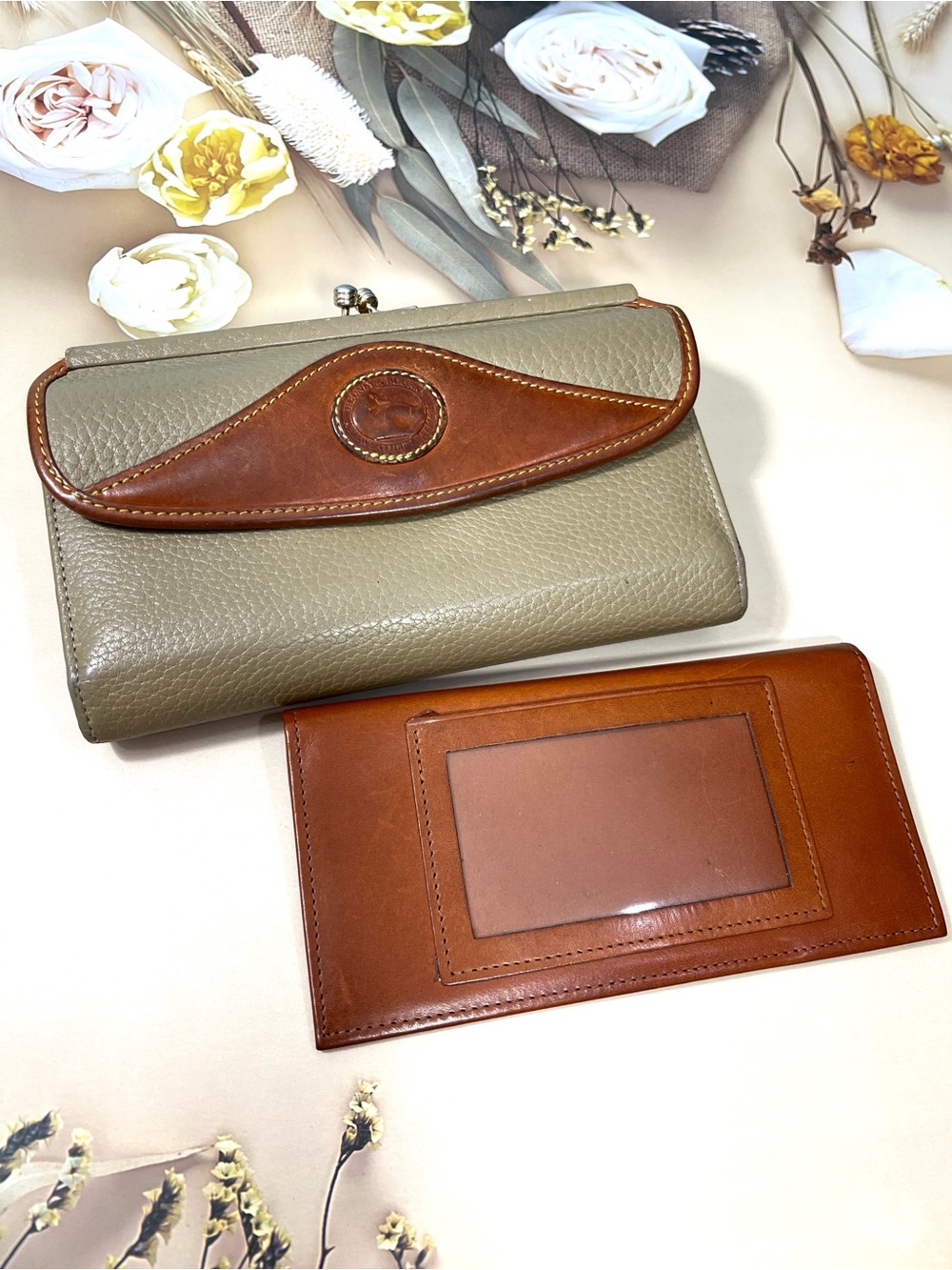 🦆 DOONEY & BOURKE WALLET TAUPE TAN LEATHER WITH KISSLOCK POUCH COIN BAG
VINTAGE